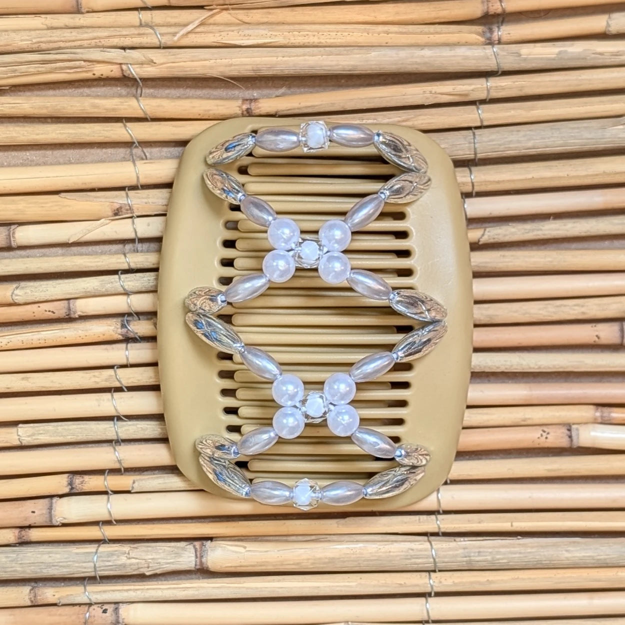 African Butterfly "Dalena" mit silber-weißen Kunstperlen beige