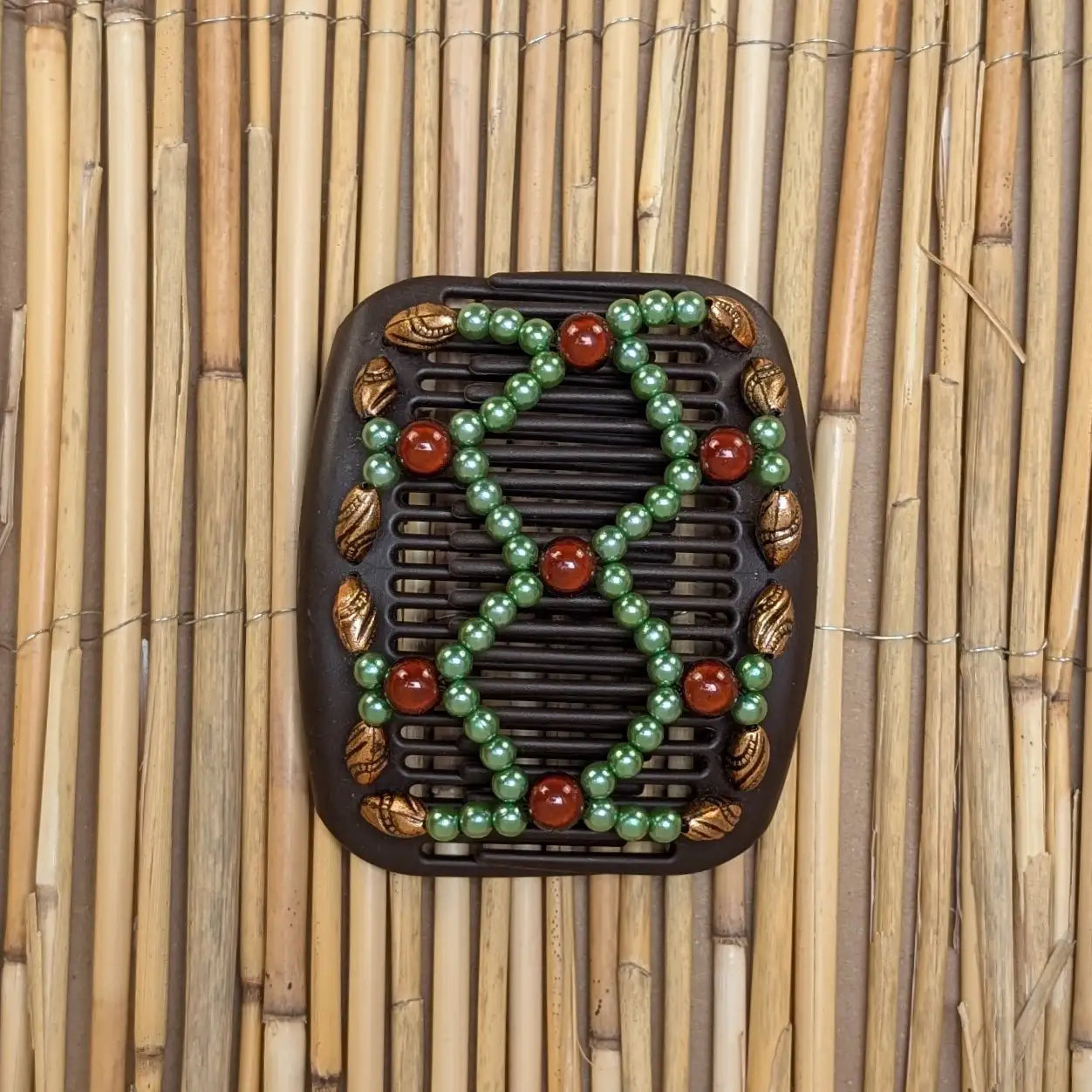 African Butterfly "Ndalena" mit kupfer-grün-braunen Kunstperlen braun