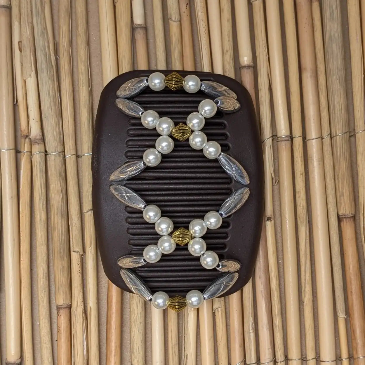 African Butterfly "Dalena" mit silber-weißen Kunstperlen braun