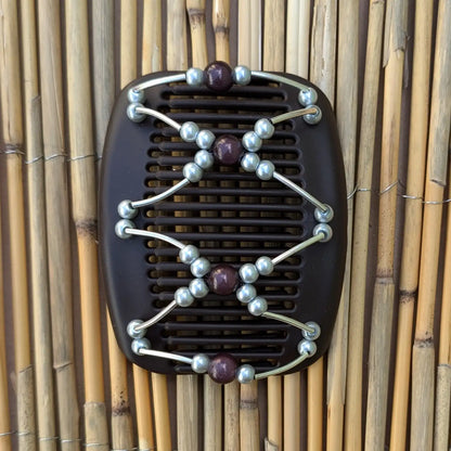 Brauner African Butterfly Haarkamm mit silbernen und braunen Kunstperlen mit feinen Metallstäben - flexibler Haarschmuck für Hochsteckfrisuren.