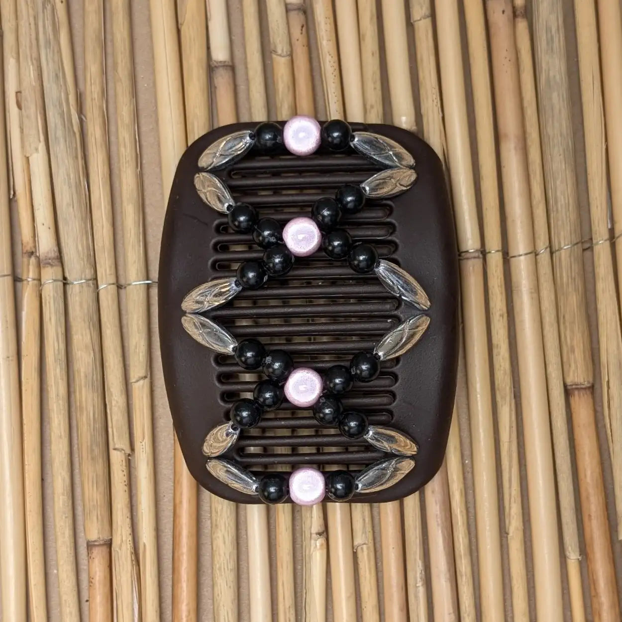 African Butterfly "Dalena" mit silber-schwarzen-rosafabenen Kunstperlen braun