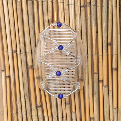 Durchsichtiger African Butterfly Haarkamm mit klaren und blauen Kunstperlen mit feinen Metallstäben - flexibler Haarschmuck für Hochsteckfrisuren.