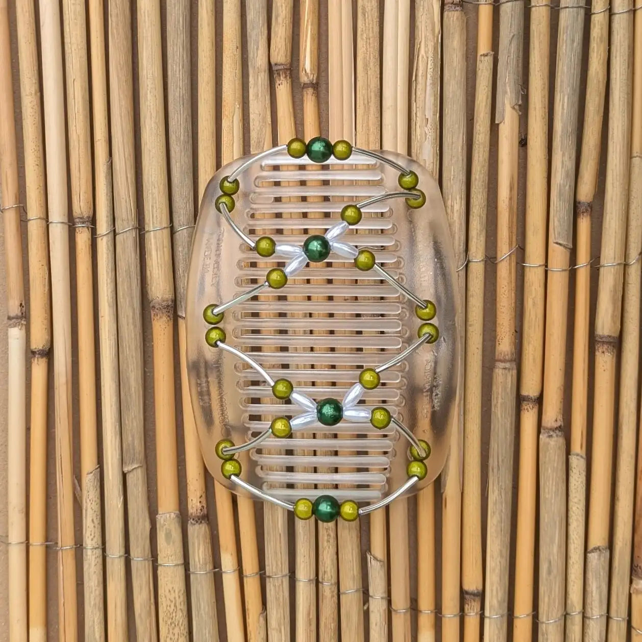 Durchsichtiger African Butterfly Haarkamm mit grünen und perlmutt Kunstperlen mit feinen Metallstäben - flexibler Haarschmuck für Hochsteckfrisuren.