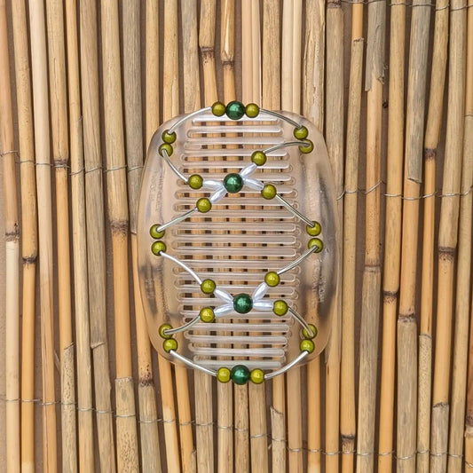 Durchsichtiger African Butterfly Haarkamm mit grünen und perlmutt Kunstperlen mit feinen Metallstäben - flexibler Haarschmuck für Hochsteckfrisuren.