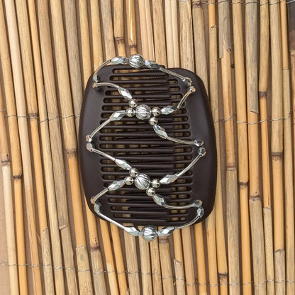Brauner African Butterfly Haarkamm mit silbernen Kunstperlen mit feinen Metallstäben - flexibler Haarschmuck für Hochsteckfrisuren.