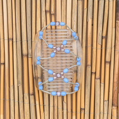 Durchsichtiger African Butterfly Haarkamm mit hellblauen und rosé Kunstperlen mit feinen Metallstäben - flexibler Haarschmuck für Hochsteckfrisuren.