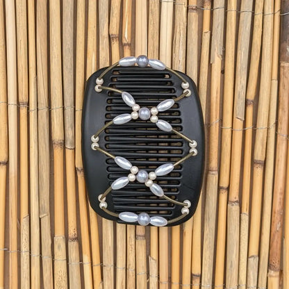 Schwarzer Butterfly Haarkamm mit creme und perlmutt Kunstperlen mit feinen Metallstäben - flexibler Haarschmuck für Hochsteckfrisuren.
