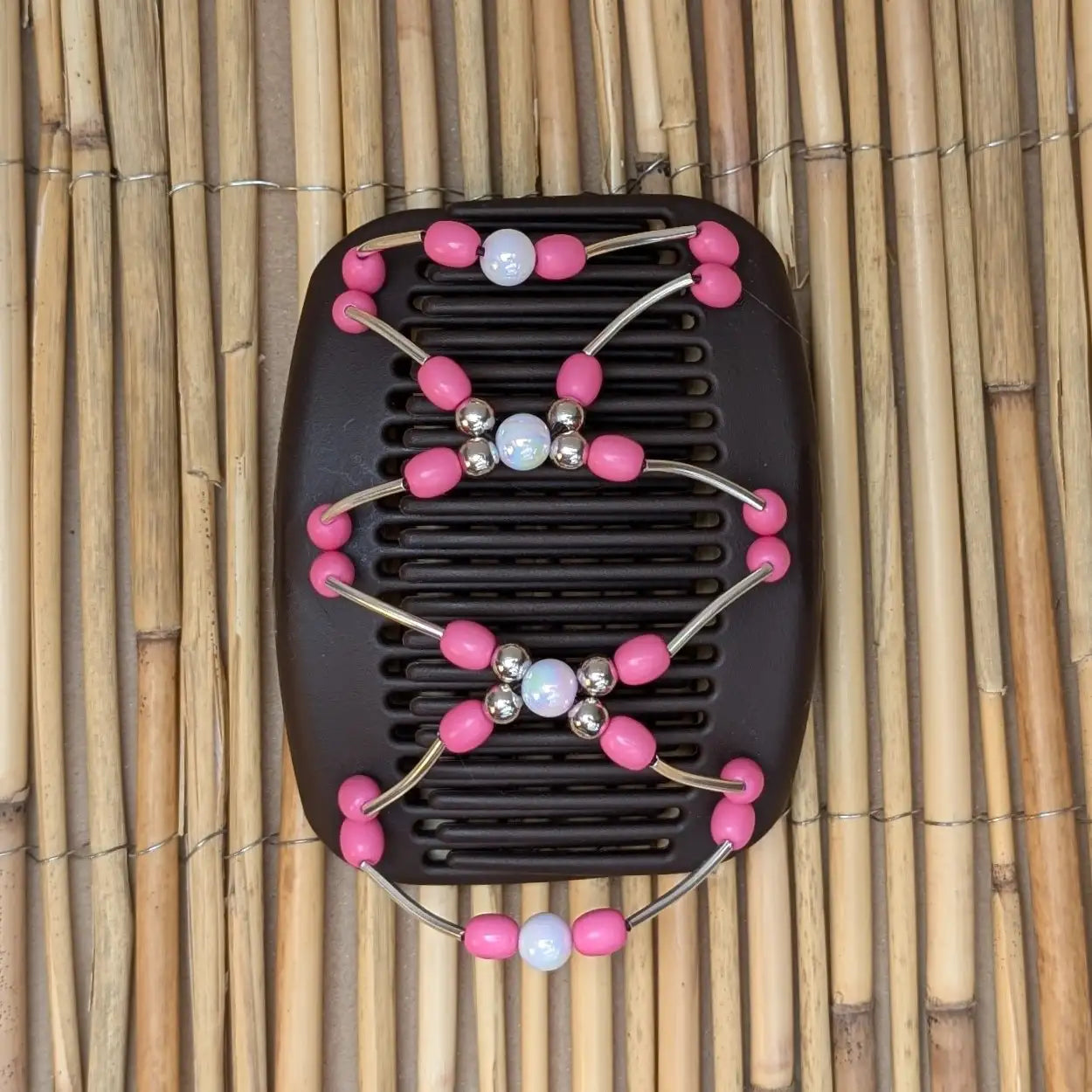 African Butterfly "Beada Tube" mit pink-weißen Kunstperlen braun