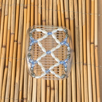 African Butterfly "Ndalena" mit silber-hellblau-weißen Kunstperlen durchsichtig