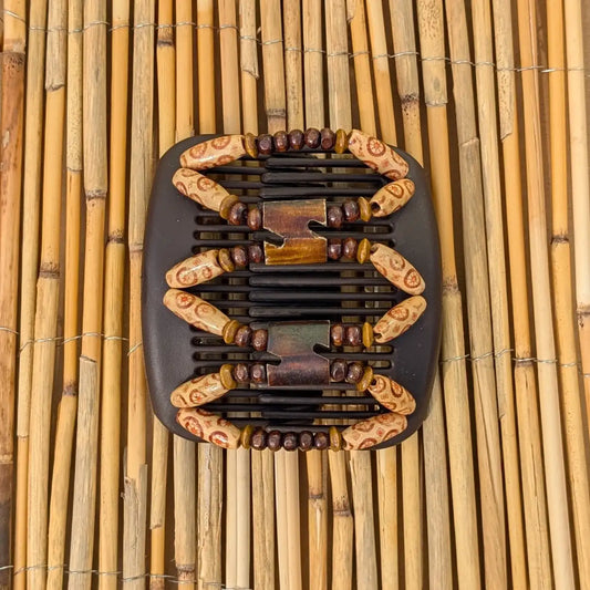 Brauner African Butterfly Haarkamm mit hell gemusterten und braunen Holzperlen mit Elementen aus Horn in der Mitte - flexibler Haarschmuck für Hochsteckfrisuren.
