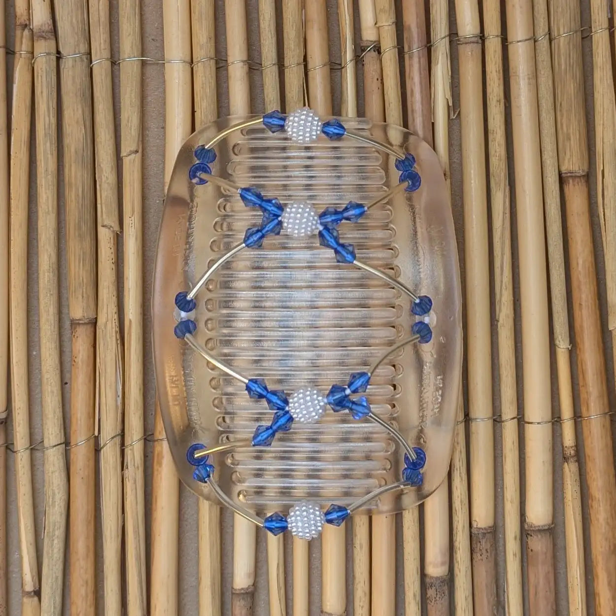 African Butterfly "Beada Tube" mit blau-weißen Kunstperlen durchsichtig