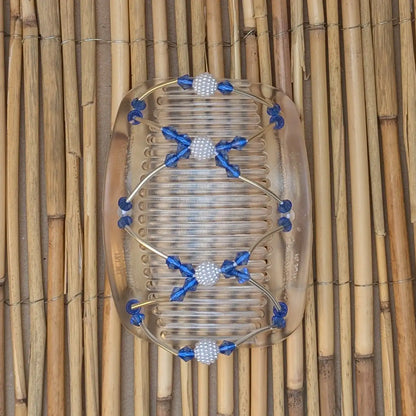 African Butterfly "Beada Tube" mit blau-weißen Kunstperlen durchsichtig