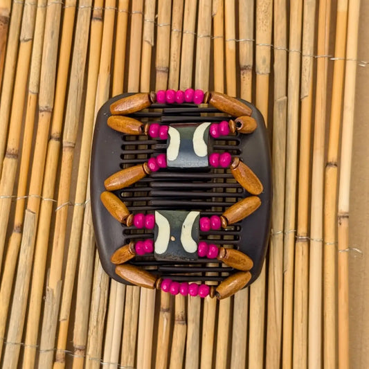 Brauner African Butterfly Haarkamm mit braunen und pinken Holzperlen mit Elementen aus Horn in der Mitte - flexibler Haarschmuck für Hochsteckfrisuren.