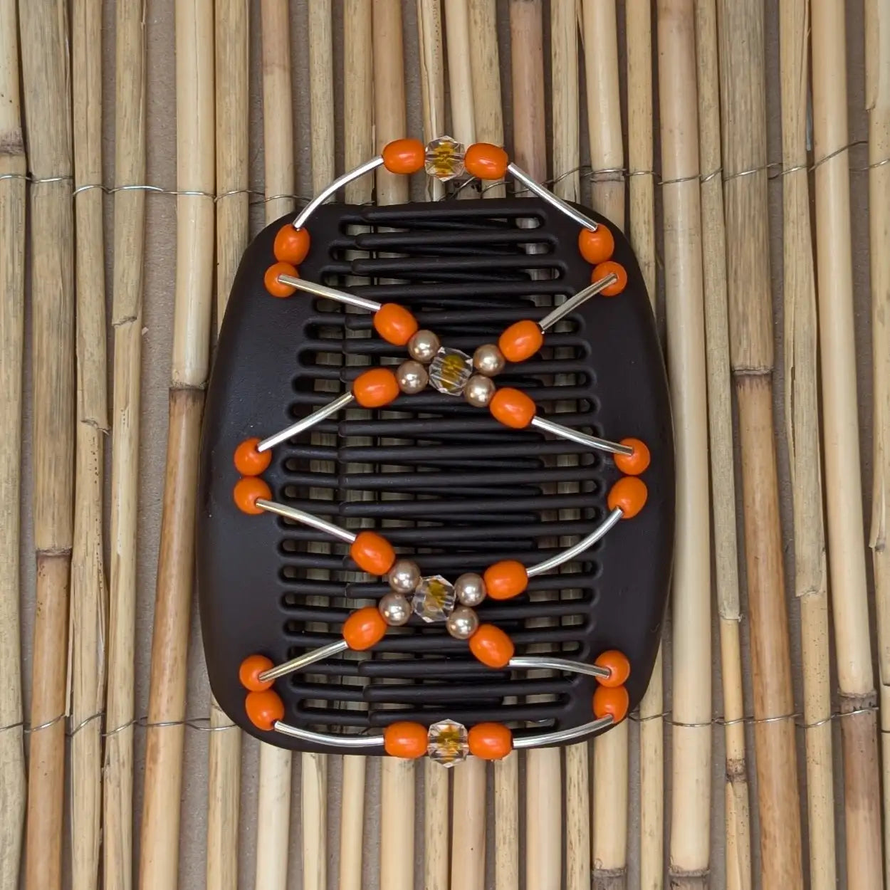 African Butterfly "Beada Tube" mit orangenen Kunstperlen braun