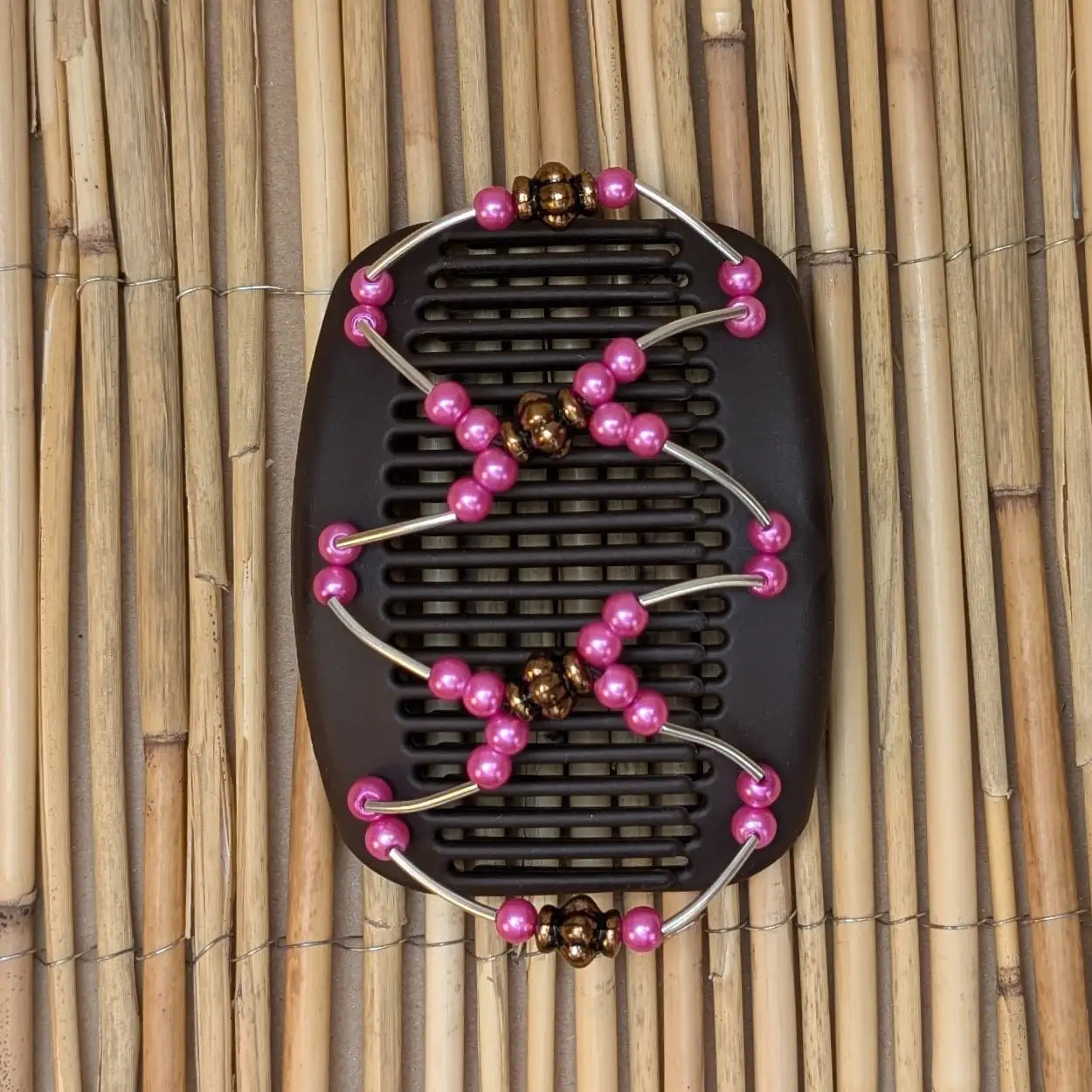 African Butterfly "Beada Tube" mit pink-kupferfarbenen Kunstperlen braun