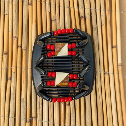 Schwarzer African Butterfly Haarkamm mit schwarzen und roten Holzperlen mit Elementen aus Horn in der Mitte - flexibler Haarschmuck für Hochsteckfrisuren.