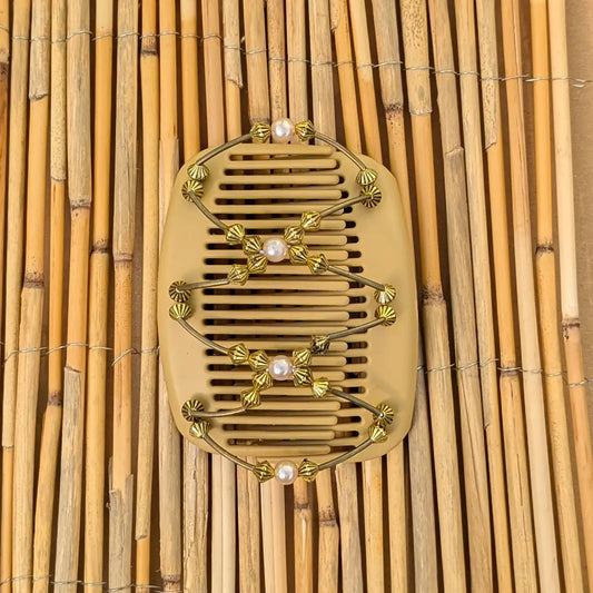 Beiger African Butterfly Haarkamm mit goldenen und pfirsichfarbene Kunstperlen mit feinen Metallstäben - flexibler Haarschmuck für Hochsteckfrisuren.
