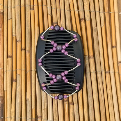 Schwarzer African Butterfly Haarkamm mit lila und anthrazit Kunstperlen mit feinen Metallstäben - flexibler Haarschmuck für Hochsteckfrisuren.
