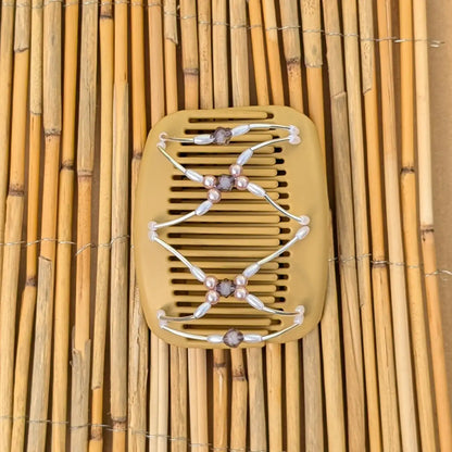 Beiger African Butterfly Haarkamm mit perlmutt und pfirsichfarbene Kunstperlen mit feinen Metallstäben - flexibler Haarschmuck für Hochsteckfrisuren.