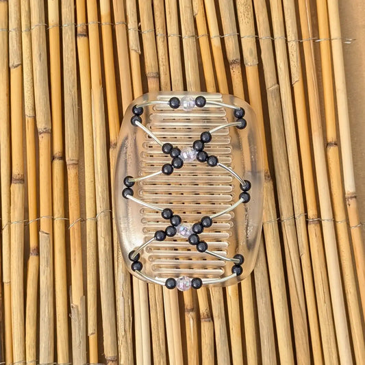 Durchsichtiger African Butterfly Haarkamm mit schwarzen und klaren Kunstperlen mit feinen Metallstäben - flexibler Haarschmuck für Hochsteckfrisuren.