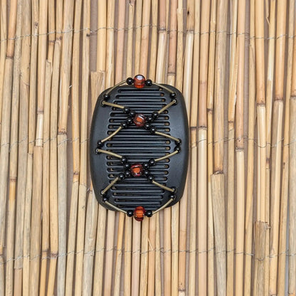 Schwarzer African Butterfly Haarkamm mit schwarzen und braunen Kunstperlen mit feinen Metallstäben - flexibler Haarschmuck für Hochsteckfrisuren.