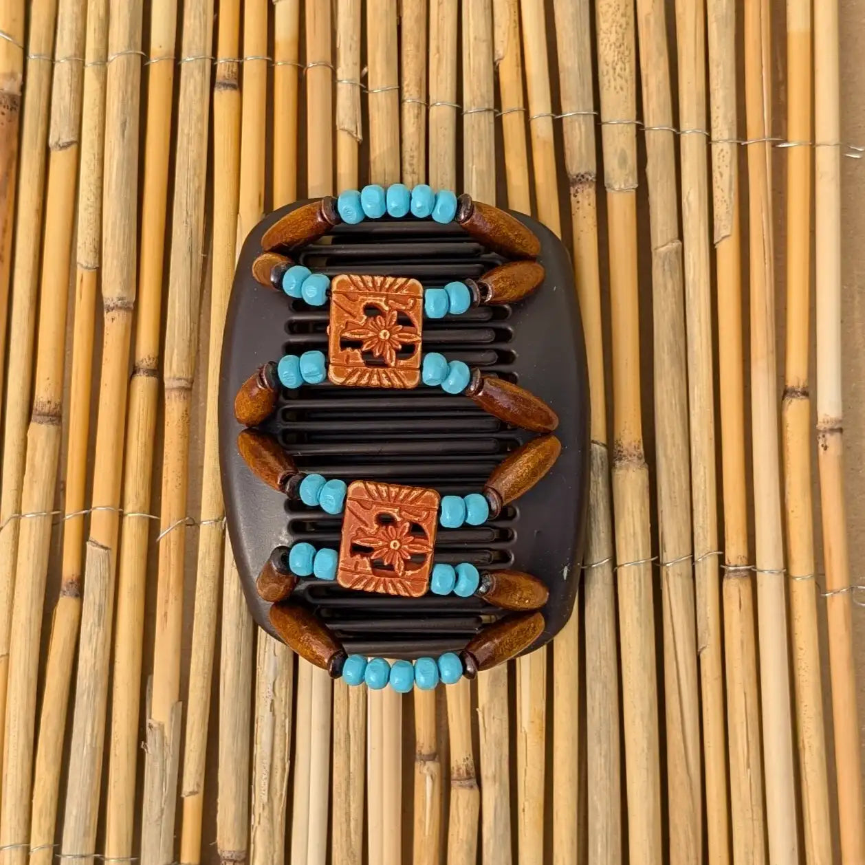 Brauner African Butterfly Haarkamm mit braunen und türkisen Holzperlen und quadratischen Zierperlen in Blumenform– flexibler Haarschmuck für Hochsteckfrisuren.
