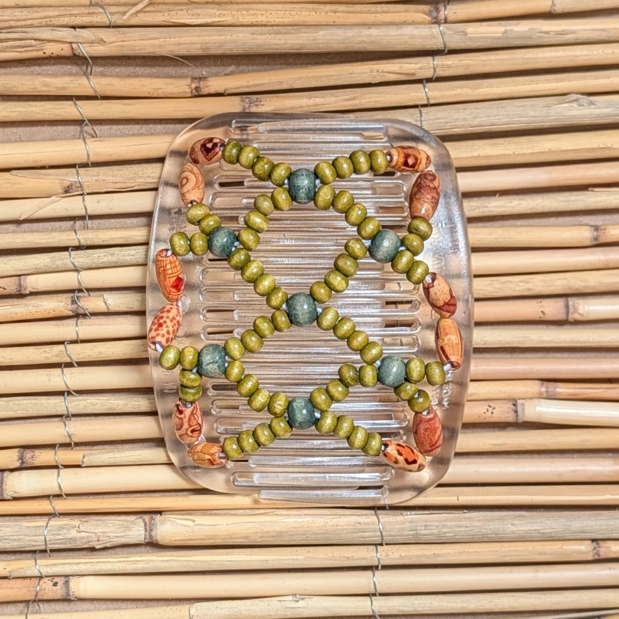 African Butterfly "Ndbele" mit rötlich-grünen Holzperlen durchsichtig