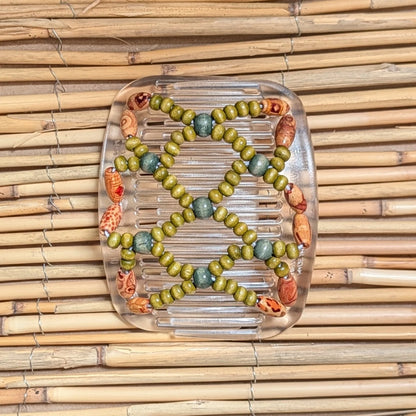 African Butterfly "Ndbele" mit rötlich-grünen Holzperlen durchsichtig