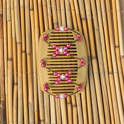 Beiger African Butterfly Haarkamm mit fuchsia und klaren Kunstperlen mit feinen Metallstäben - flexibler Haarschmuck für Hochsteckfrisuren.