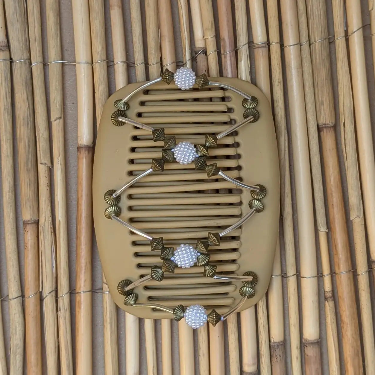 African Butterfly "Beada Tube" mit gold-weißen Kunstperlen beige