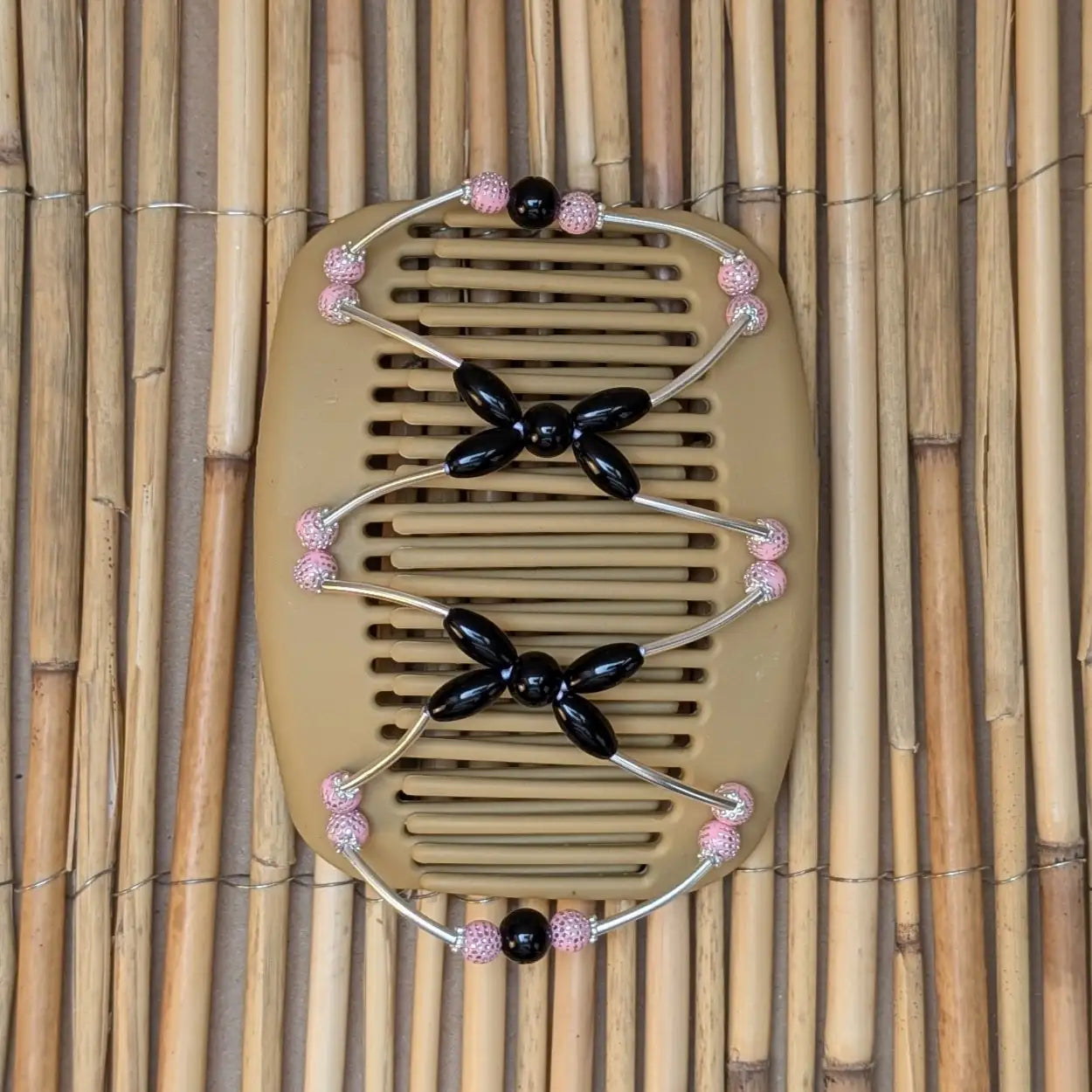 African Butterfly "Beada Tube" mit rosa-schwarzwn Kunstperlen beige