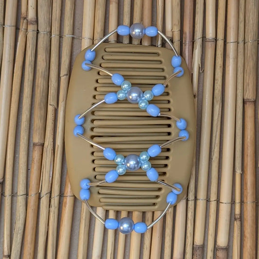 African Butterfly "Beada Tube" mit hellblauen Kunstperlen beige