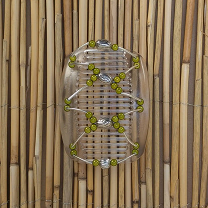 Durchsichtiger African Butterfly Haarkamm mit olivgrüne und silberne Kunstperlen mit feinen Metallstäben - flexibler Haarschmuck für Hochsteckfrisuren.
