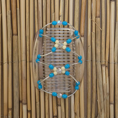 Durchsichtiger African Butterfly Haarkamm mit hellblauen und cremefarbenen Kunstperlen mit feinen Metallstäben - flexibler Haarschmuck für Hochsteckfrisuren.