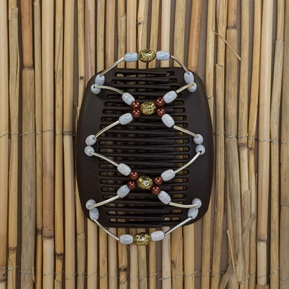 Brauner African Butterfly Haarkamm mit weißen und kupferfarbenen Kunstperlen mit feinen Metallstäben - flexibler Haarschmuck für Hochsteckfrisuren.