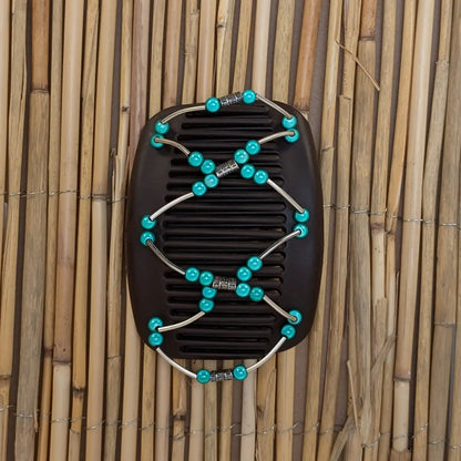 Brauner African Butterfly Haarkamm mit grünen und silbernen Kunstperlen mit feinen Metallstäben - flexibler Haarschmuck für Hochsteckfrisuren.