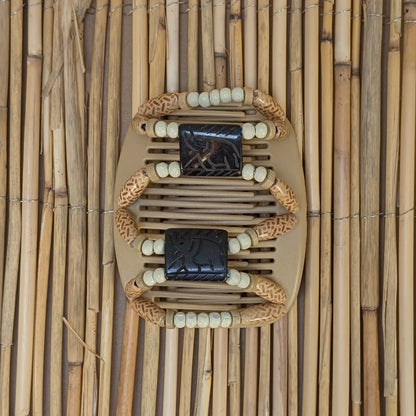 Beiger African Butterfly Haarkamm mit hell gemusterten und weißen Holzperlen mit Elementen aus Horn in der Mitte - flexibler Haarschmuck für Hochsteckfrisuren.