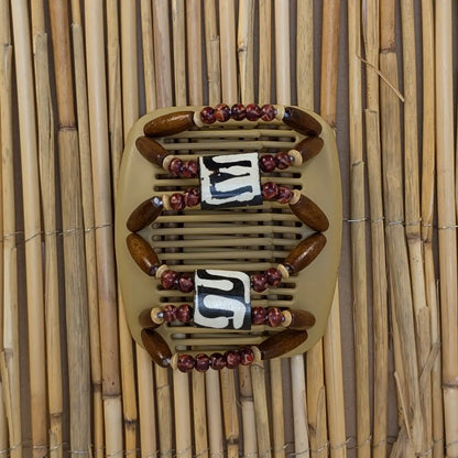 Beiger African Butterfly Haarkamm mit braunen und rötlichen Holzperlen mit Elementen aus Horn in der Mitte - flexibler Haarschmuck für Hochsteckfrisuren.