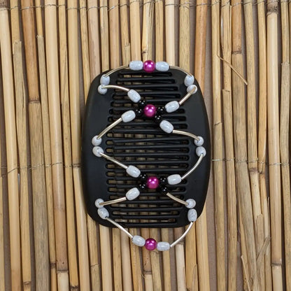 Schwarzer African Butterfly Haarkamm mit weißen, schwarzen und pinken Kunstperlen mit feinen Metallstäben - flexibler Haarschmuck für Hochsteckfrisuren.