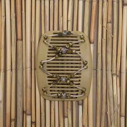 Beiger African Butterfly Haarkamm mit goldenen und silbernen Kunstperlen mit feinen Metallstäben - flexibler Haarschmuck für Hochsteckfrisuren.