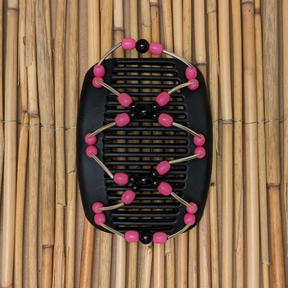 schwarzer Kamm mit pinken und schwarzen Kunstperlen die mit silberfarbenen Stäben verbunden sind