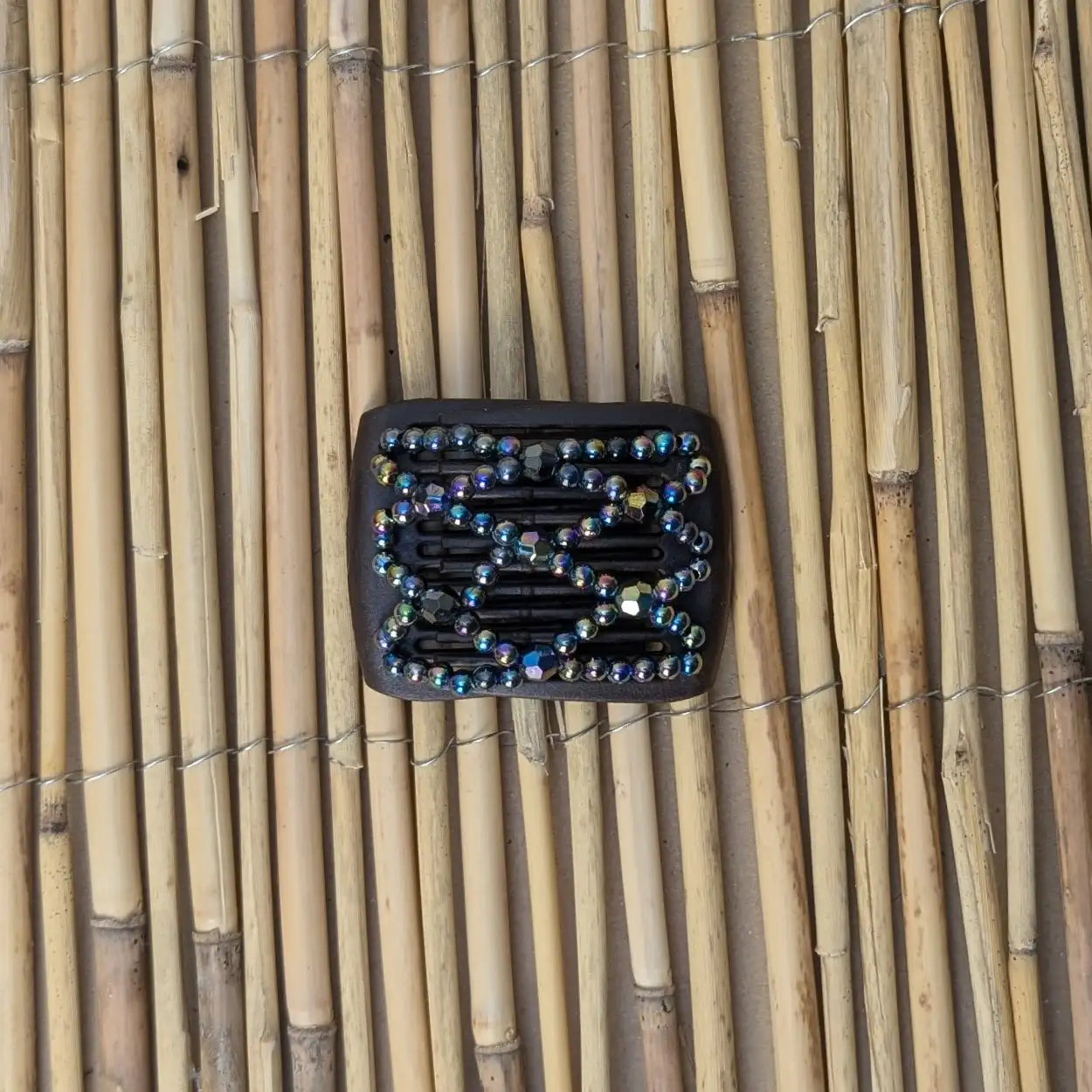 Ladybug (mini) "Ndalena" mit regenbogen Kunstperlen braun