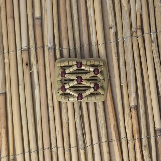 Ladybug (mini) "Ndbele" mit hell-roten Holzperlen beige