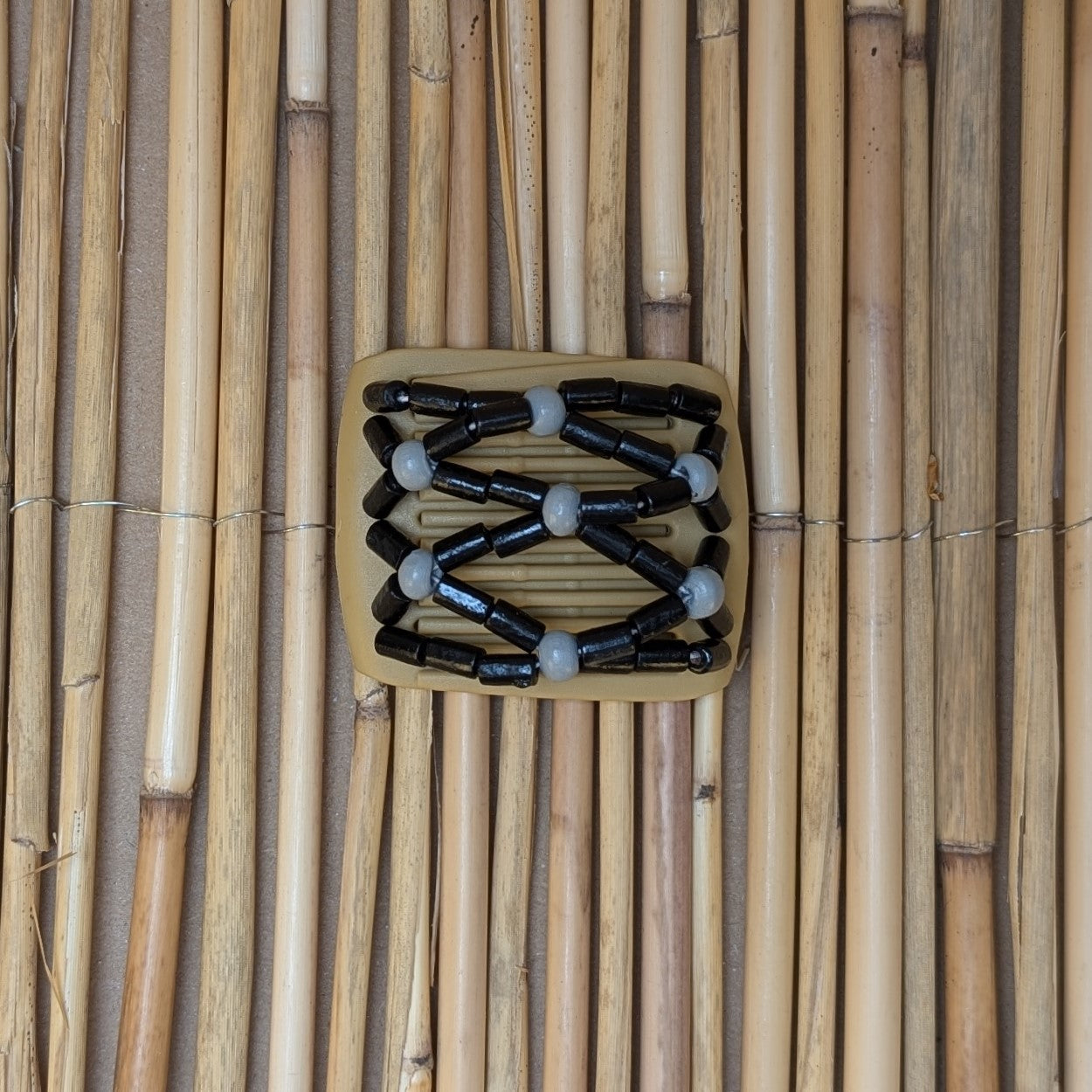 Ladybug "Ndbele" mit schwarz-grauen Holzperlen beige