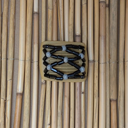 Ladybug (mini) "Ndbele" mit schwarz-grauen Holzperlen beige