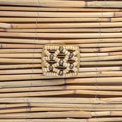 Ladybug (mini) "Ndbele" mit hellen-braunen Holzperlen beige