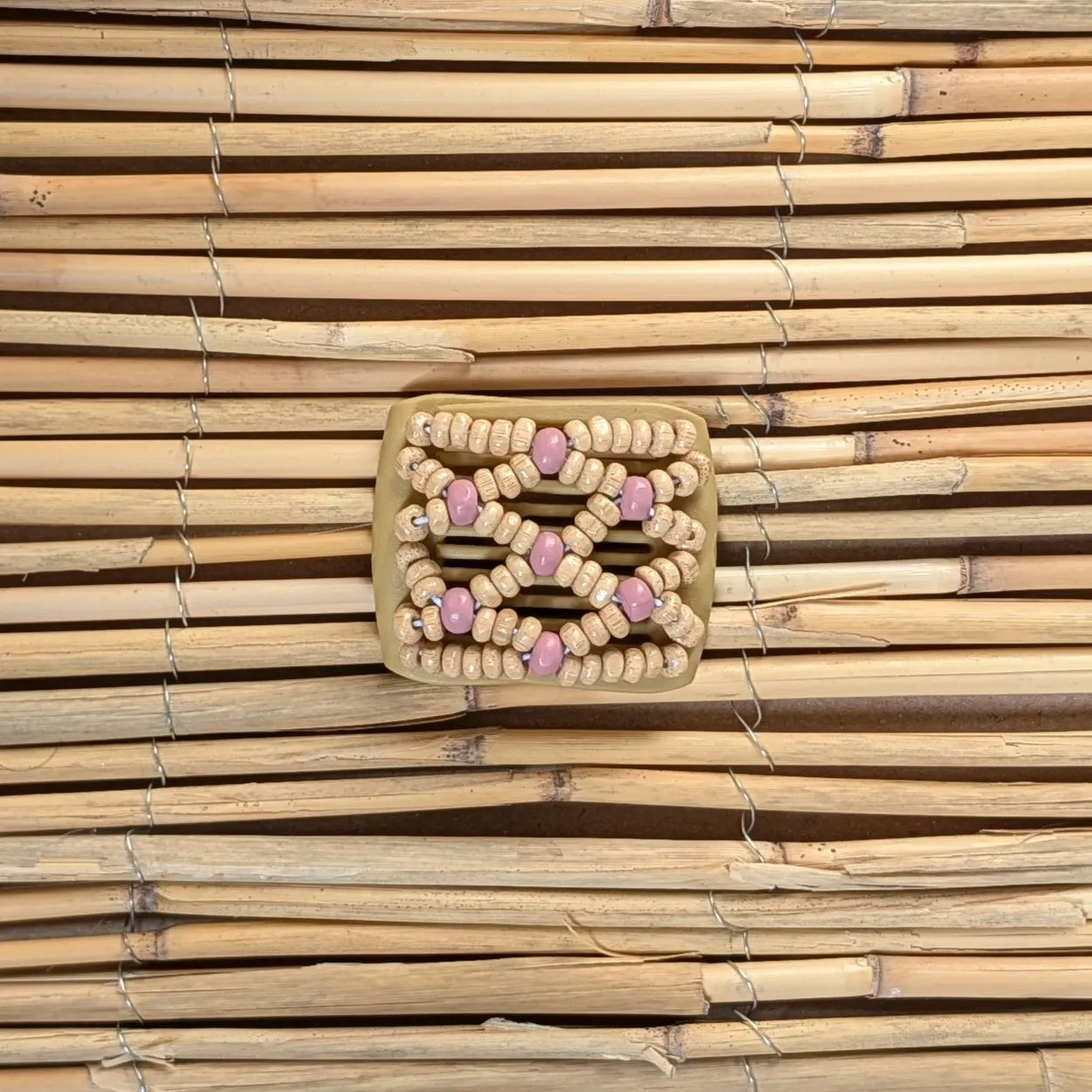 Ladybug (mini) "Ndbele" mit hell-rosa Holzperlen beige