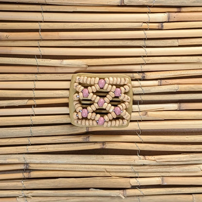 Ladybug (mini) "Ndbele" mit hell-rosa Holzperlen beige