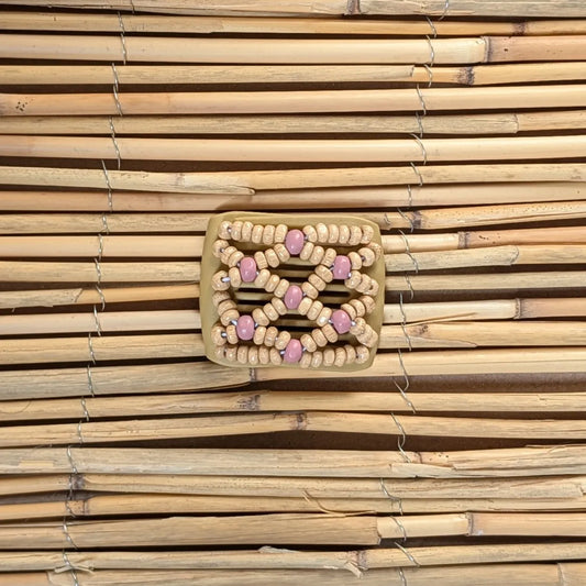 Ladybug (mini) "Ndbele" mit hell-rosa Holzperlen beige