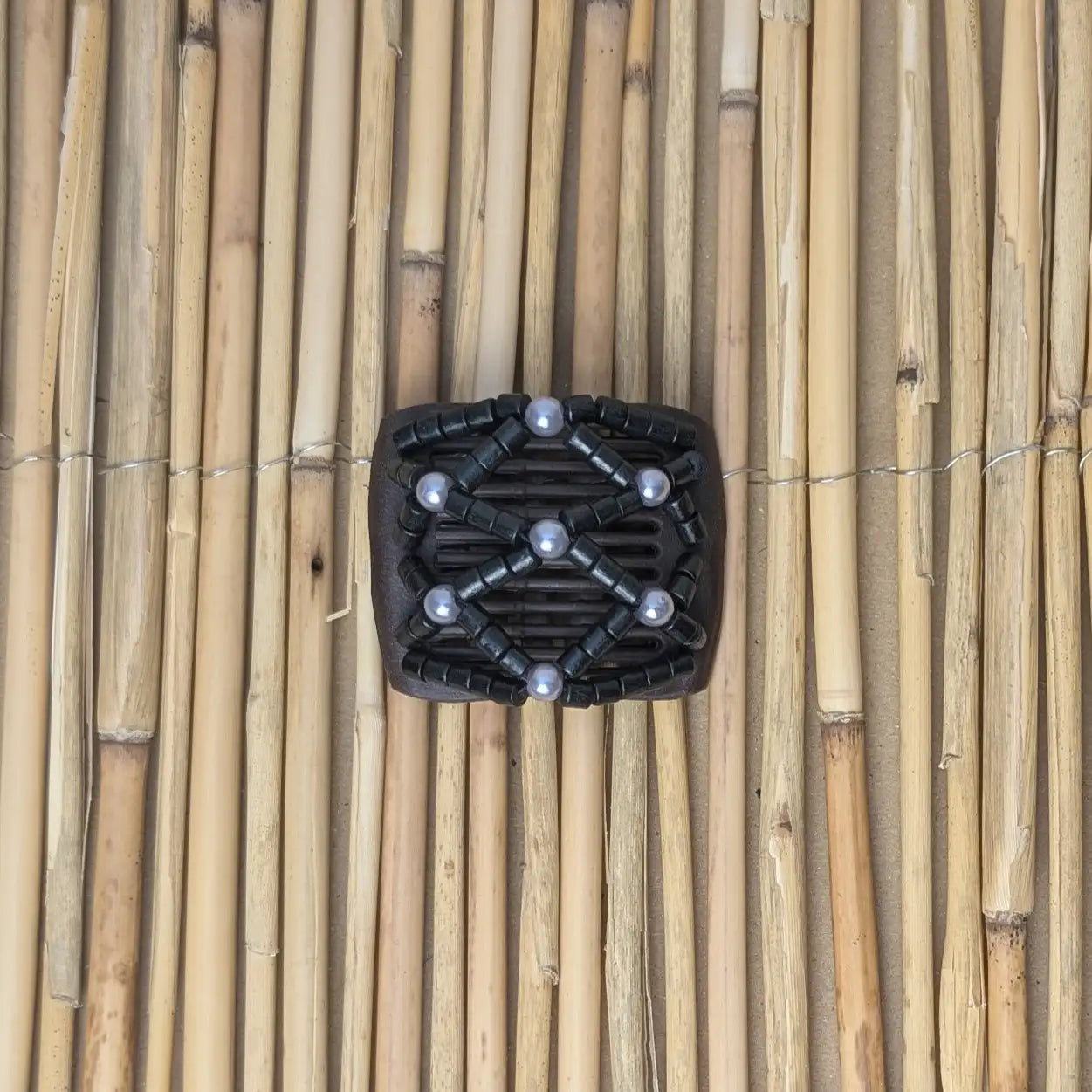 Ladybug (mini) "Ndbele" mit schwarz-silbernen Holzperlen braun